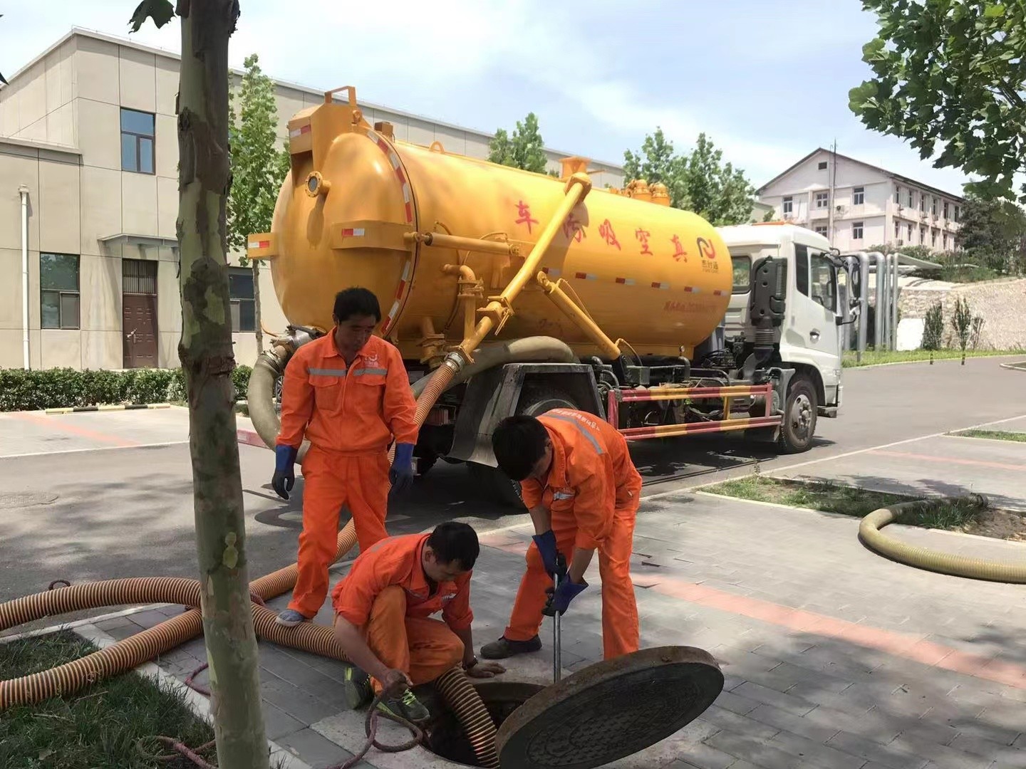 曹妃甸管道疏通车停在窨井附近