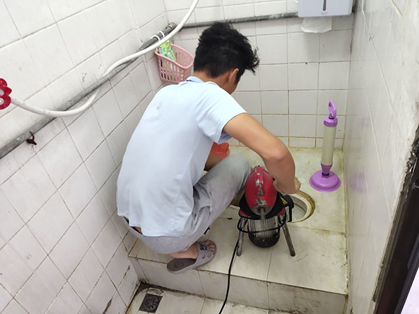 曹妃甸管道堵塞冒臭气 专业师傅现场解决问题
